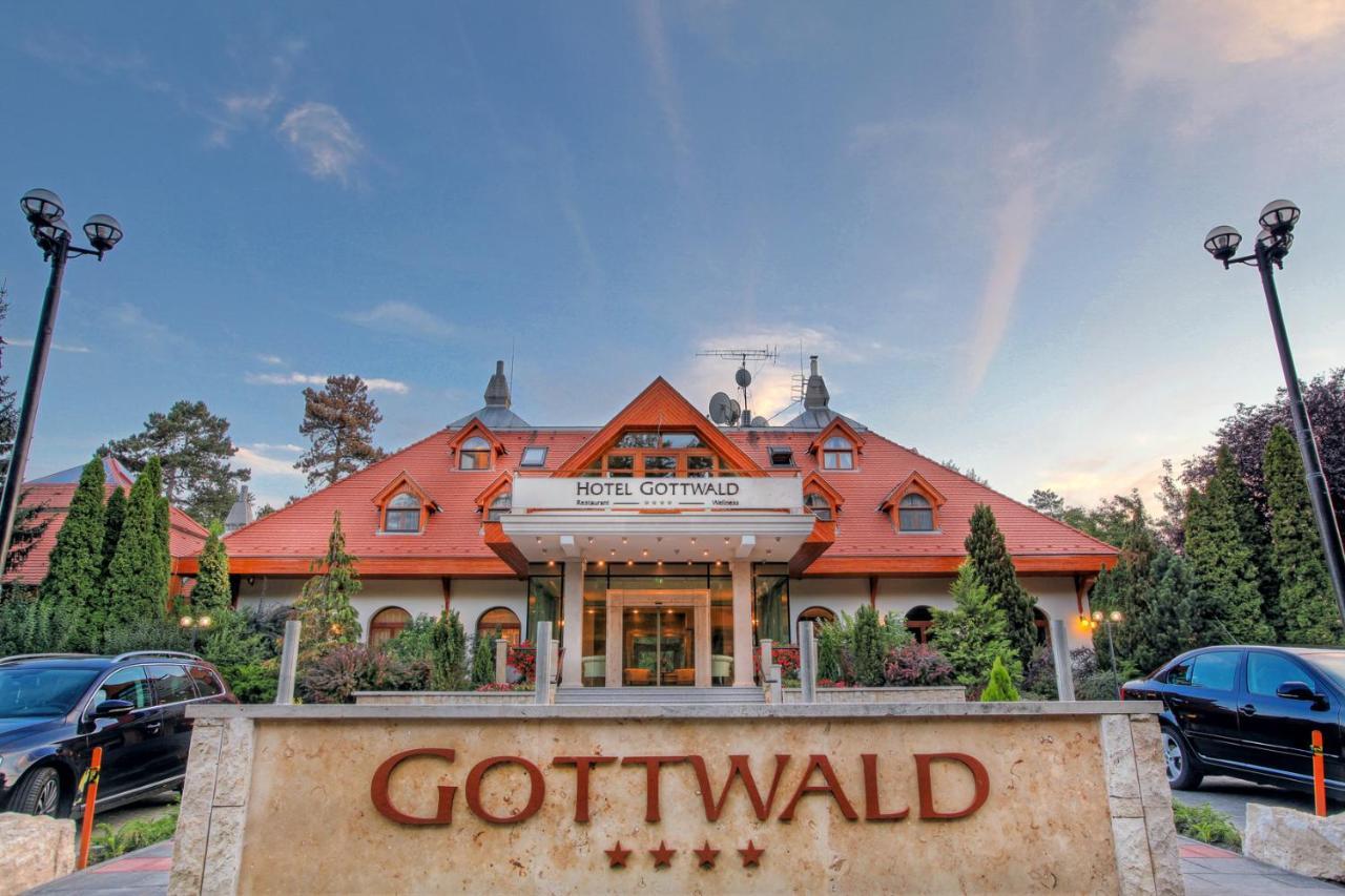 Hotel Gottwald Tata Exteriör bild