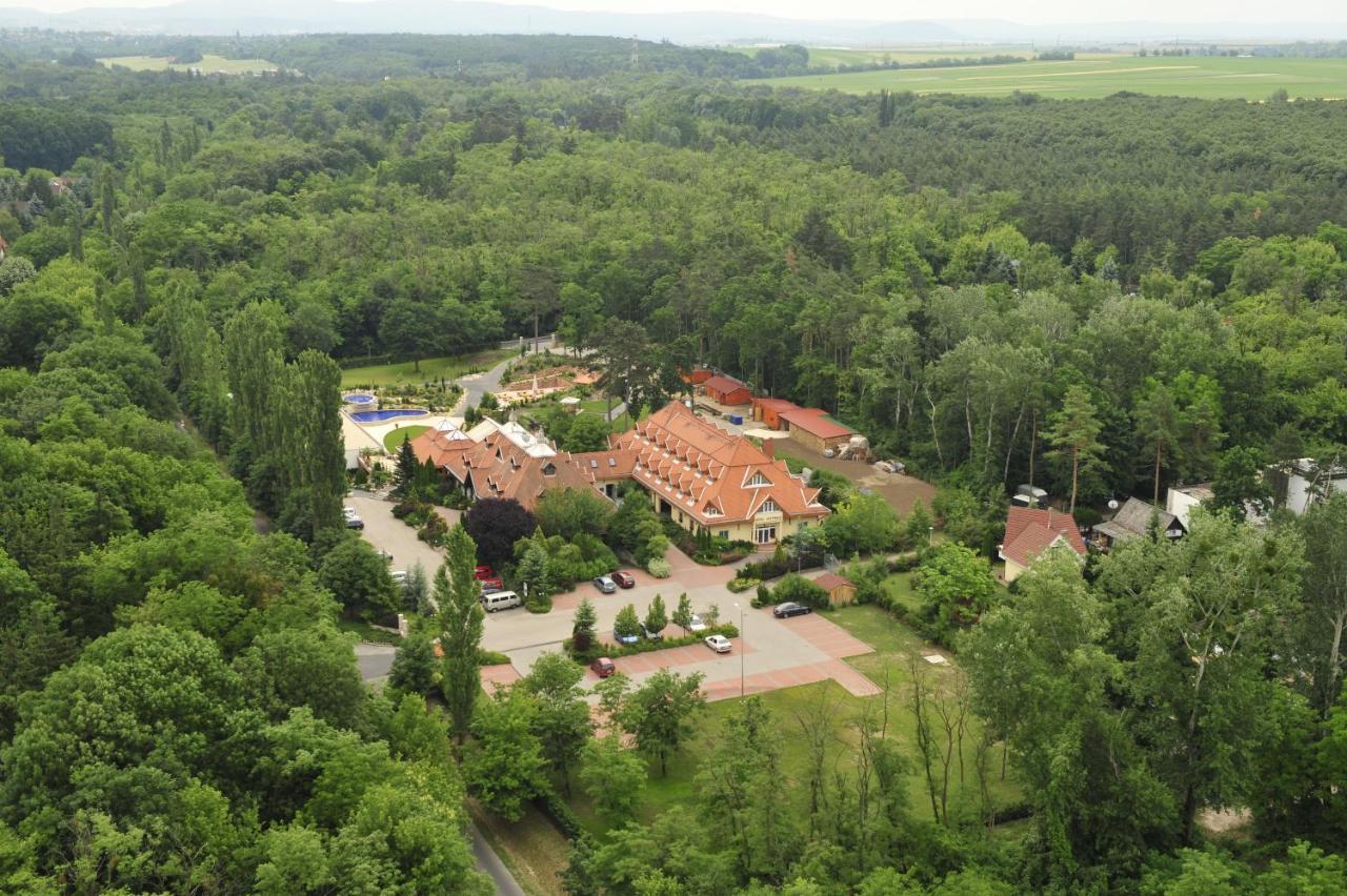 Hotel Gottwald Tata Exteriör bild